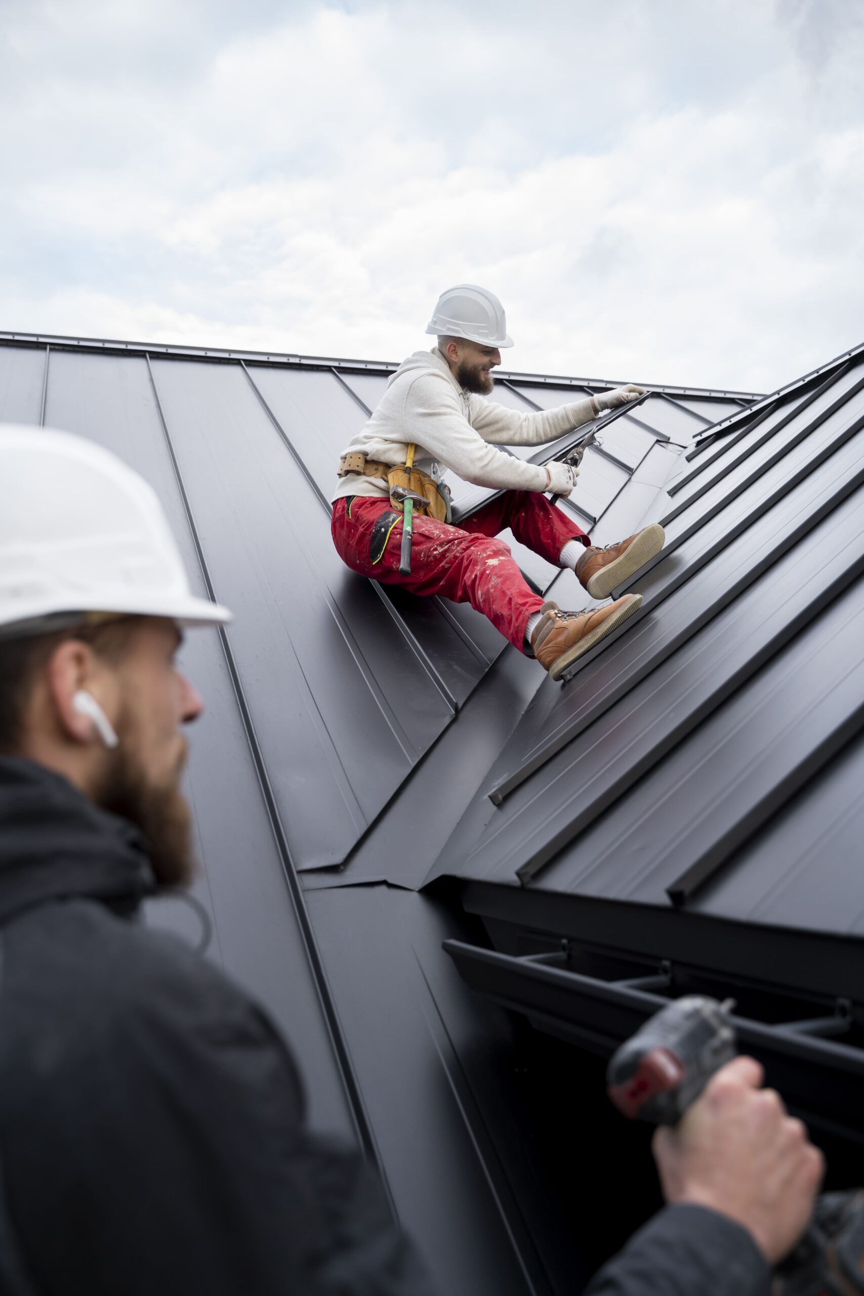 construction-people-working-roof (2) (1)